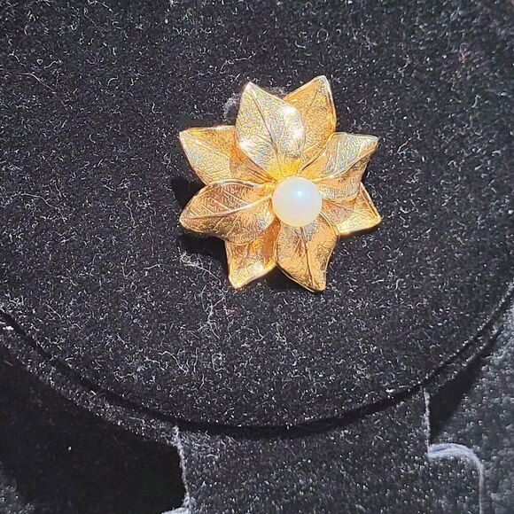 12K Gold Filled Pointsetta with a Pearl Vitnage 80s Brooch 1" - Picture 4 of 5